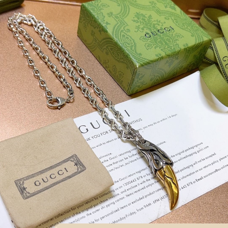 G*u*i necklaces